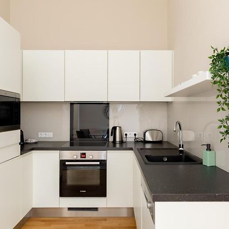 Lovely 2-Bedroom Apartment At The Vaci Street Budapest Ngoại thất bức ảnh