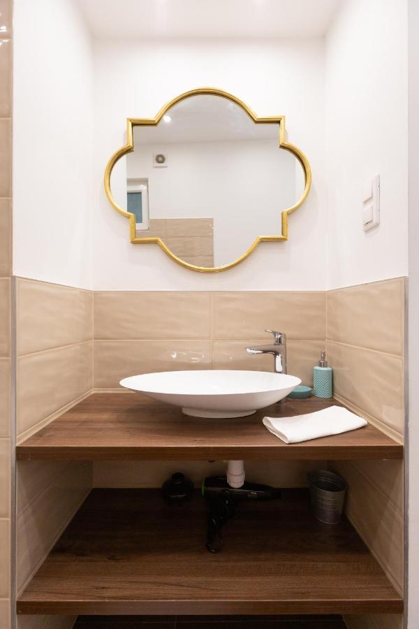 Lovely 2-Bedroom Apartment At The Vaci Street Budapest Ngoại thất bức ảnh
