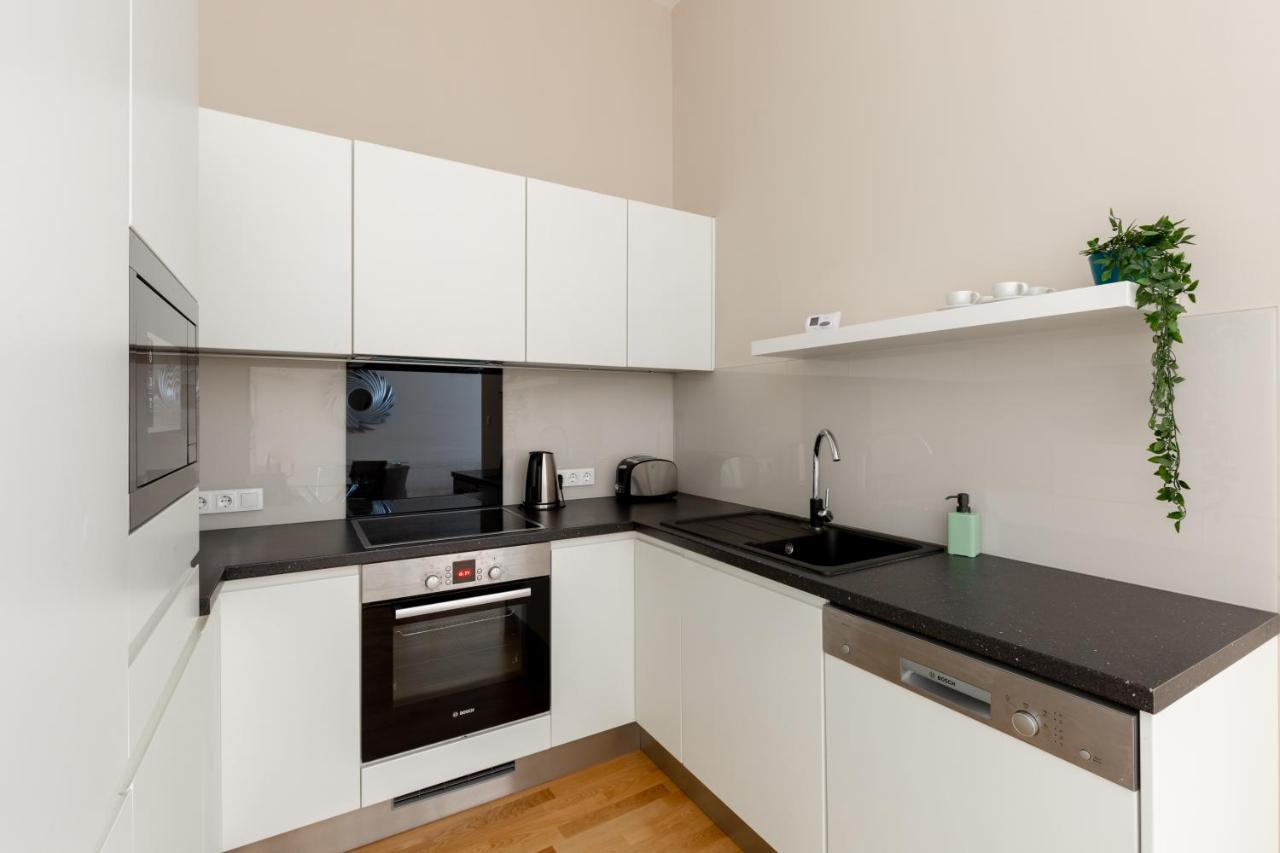 Lovely 2-Bedroom Apartment At The Vaci Street Budapest Ngoại thất bức ảnh