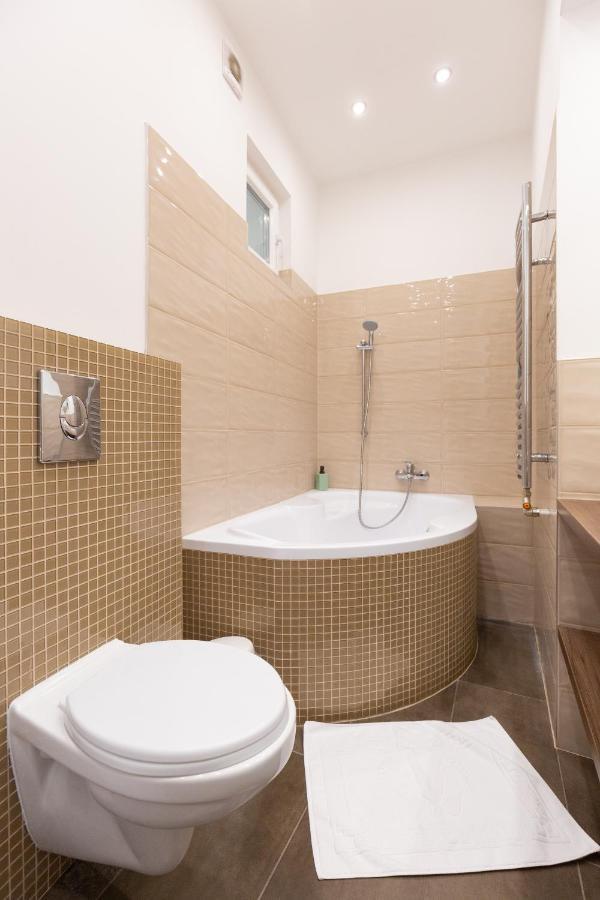 Lovely 2-Bedroom Apartment At The Vaci Street Budapest Ngoại thất bức ảnh